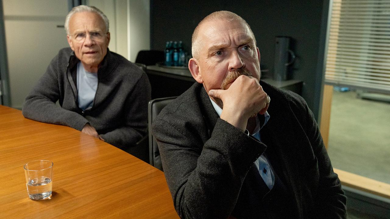Lagebesprechung im Präsidium: Kommissar Max Ballauf und Freddy Schenk schauen sich Moritz Zechmanns Werbevideo für seine Überlebenstrainings an.