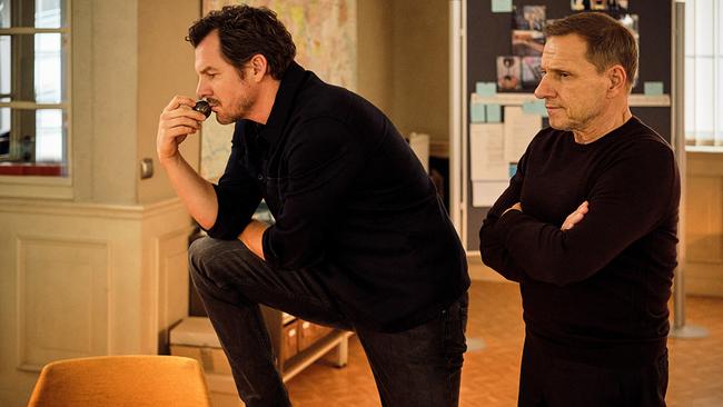 © ORF/SWR/Benoit Linder Die zwei Ermittler Sebastian Bootz und Thorsten Lannert stehen fragend in einem Raum.