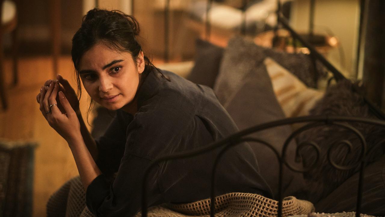 Nelly sitzt zusammengesunken auf einem Bett. Eigentlich sollte sich über die guten Nachrichten ihrer Freundin freuen. Aber es sollte doch mal um ihren Kummer gehen