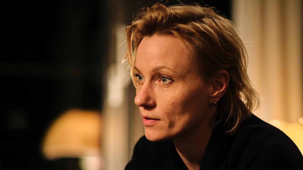 Nahaufnahme von Therapeutin Christine Haller abends in einem warm beleuchteten Raum