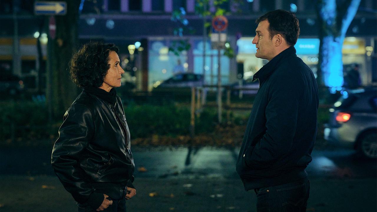 Lena Odenthal spricht abends auf der Straße mit dem selbsternannten Ordnungshüter Ulf Meisner.