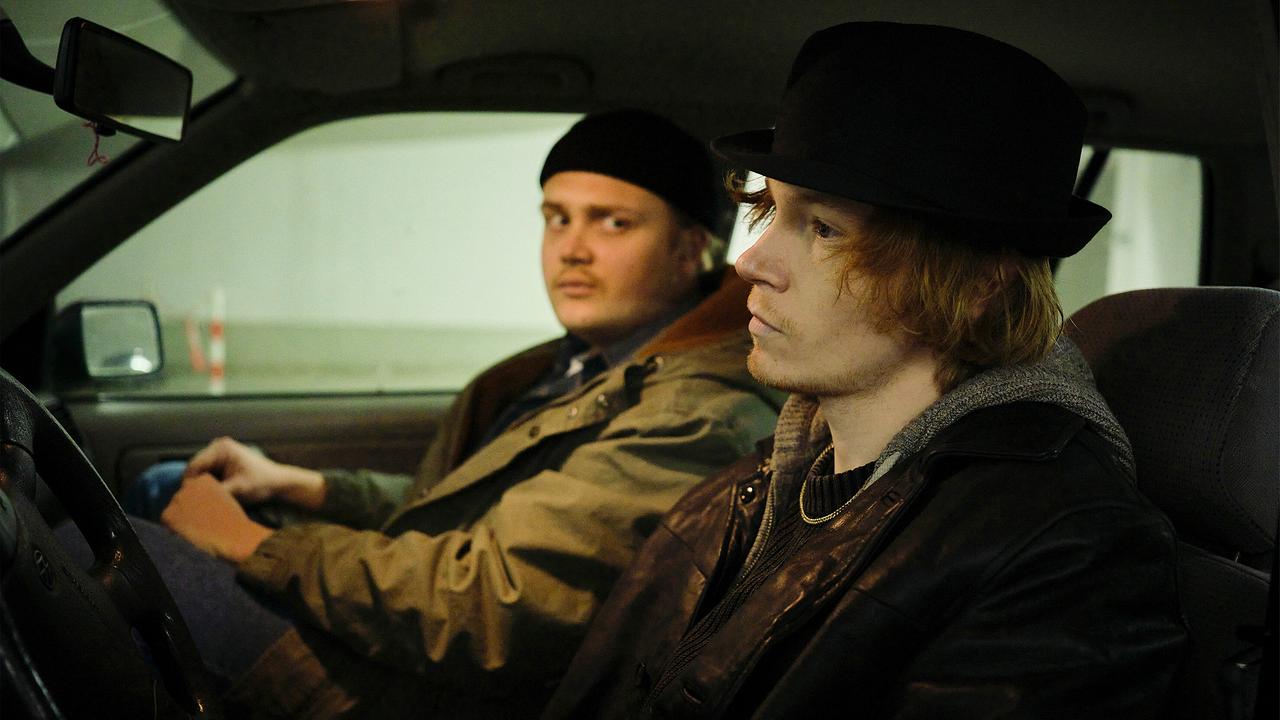 Nico sitzt neben seinem alten Kumpel Chris im Auto und fragt sich, ob es wirklich so eine gute Idee war, den Kontakt wieder aufgenommen zu haben... 