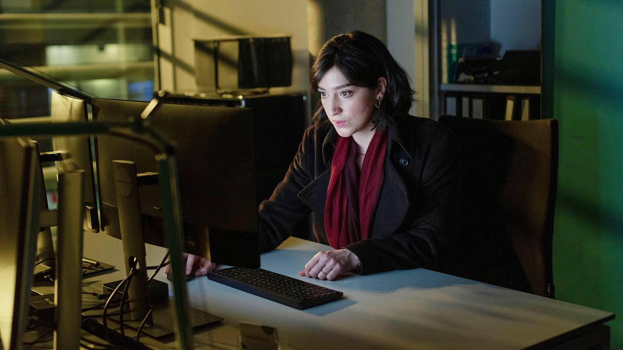 Francesca Polidoro sitzt vor ihrem Computer in einem dunkel beleuchteten Zimmer und  macht eine erschreckende Entdeckung.