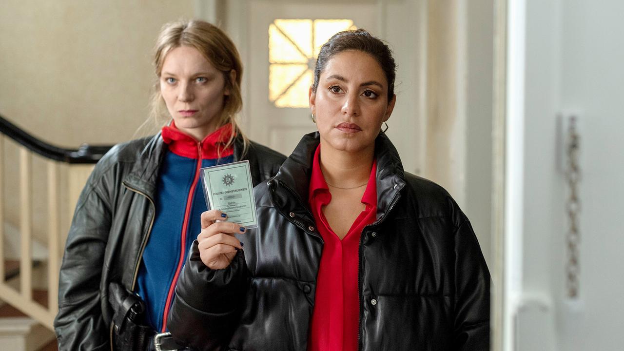 Mila und ihre neue Kollegin Anna Nowak statten Nicky Bender, dem Freund der toten Francesca, einen Besuch ab und stehen im Stiegenhaus vor der geöffneten Wohnungstür.
