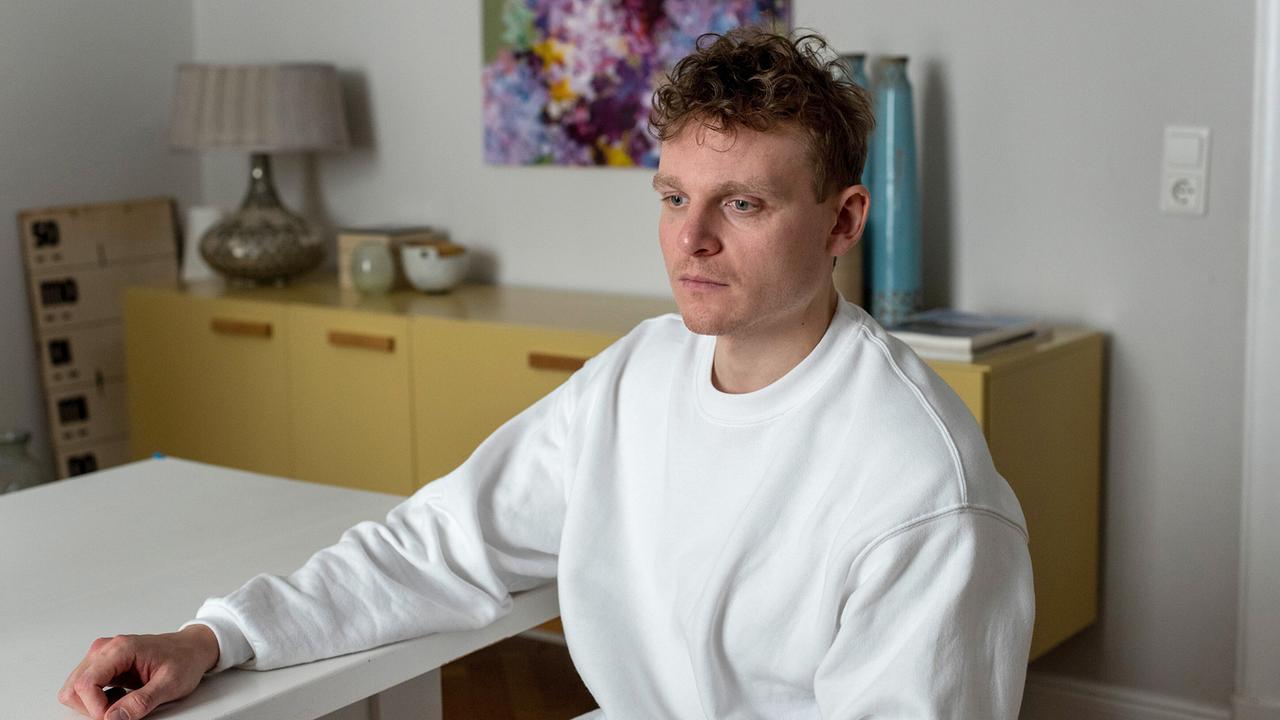 Nicky Bender sitzt in seiner Wohnraum an einem Tisch und beteuert seine Unschuld.