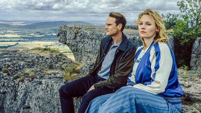© ORF/BR/Claussen+Putz Filmproduktion GmbH/Hendrik Heiden Kriminalhauptkommissar Felix Voss und Kriminalhauptkommissarin Emmy Rathgeber sitzen auf einer felsigen Anhöhe auf dem Staffelberg und blicken über die Landschaft.