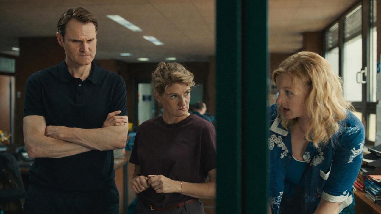 Felix Voss, Wanda Goldwasser und Emmy Rathgeber tauschen sich im Polizeibüro über mögliche Tatverdächtige aus.