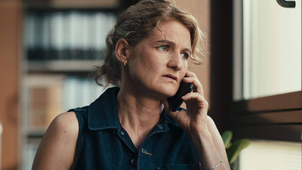 Wanda Goldwasser telefoniert im Polizeibüro mit einem Kollegen.
