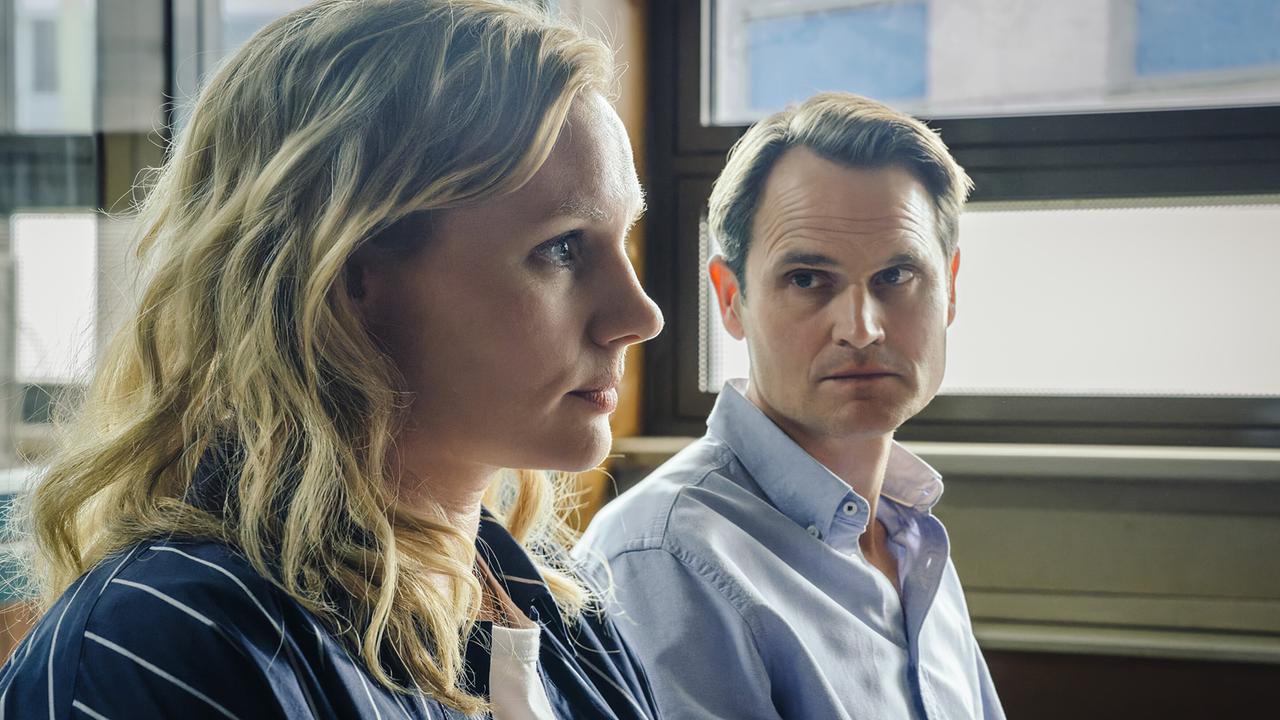 Kriminalhauptkommissarin Emmy Rathgeber und Kriminalhauptkommissar Felix Voss geben einen Rapport vor ihrem Chef Dr. Kaiser im Kommissariat.