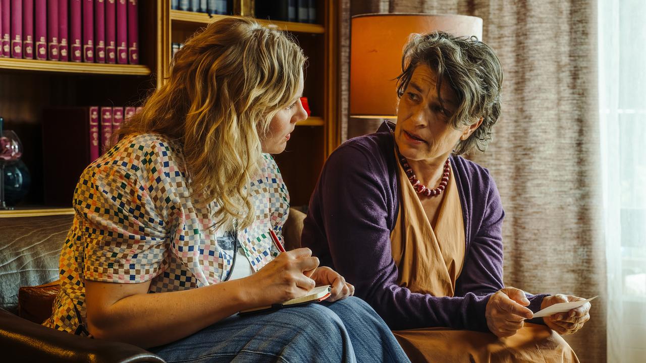 Emmy Rathgeber und Frau Schaller sitzen nebeneinander beim Gespräch auf einem Sofa im Haus Schaller in Gottesgarten.