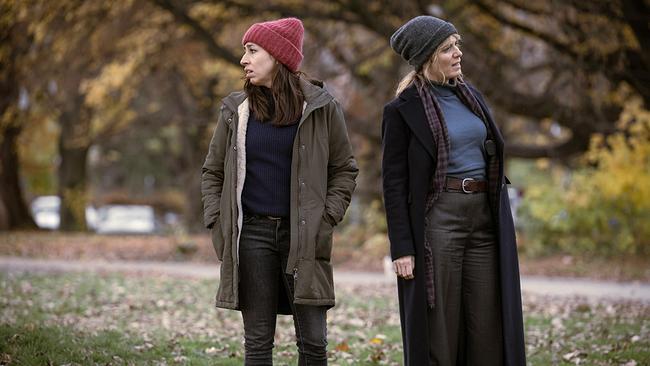 © ORF/ARD Degeto Film/SRG SSR/Pascal Mora Die Kommissarinnen Tessa Ott und Isabelle Greandjean mit Wintermützen stehen suchend auf einer Landwiese.