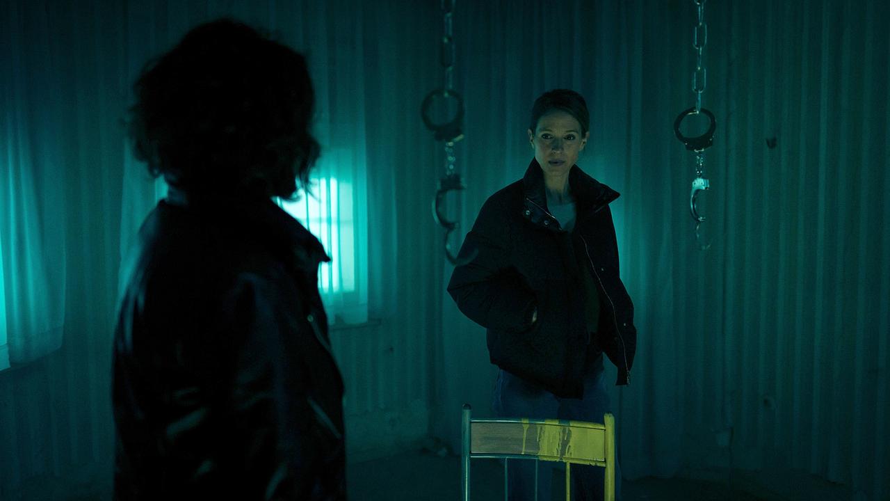 "Tatort: Avatar": Johanna Stern (Lisa Bitter, rechts) und Lena Odenthal (Ulrike Folkerts) haben den Ort gefunden, den der Ermordete zuletzt aufgesucht hatte. Hatte er hier jemanden getroffen?