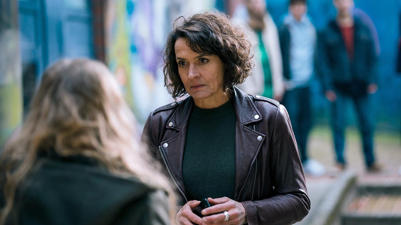 "Tatort: Avatar": Lena Odenthal (Ulrike Folkerts) hat den Eindruck, dass Schülerin Marie (Leni Deschner) etwa vor ihr verheimlicht.