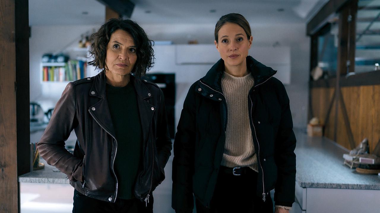 "Tatort: Avatar": Lena Odenthal (Ulrike Folkerts) und Johanna Stern (Lisa Bitter) vermuten, dass bei ihrem aktuellen Fall eine Zeugin die Tat beobachtet hat.