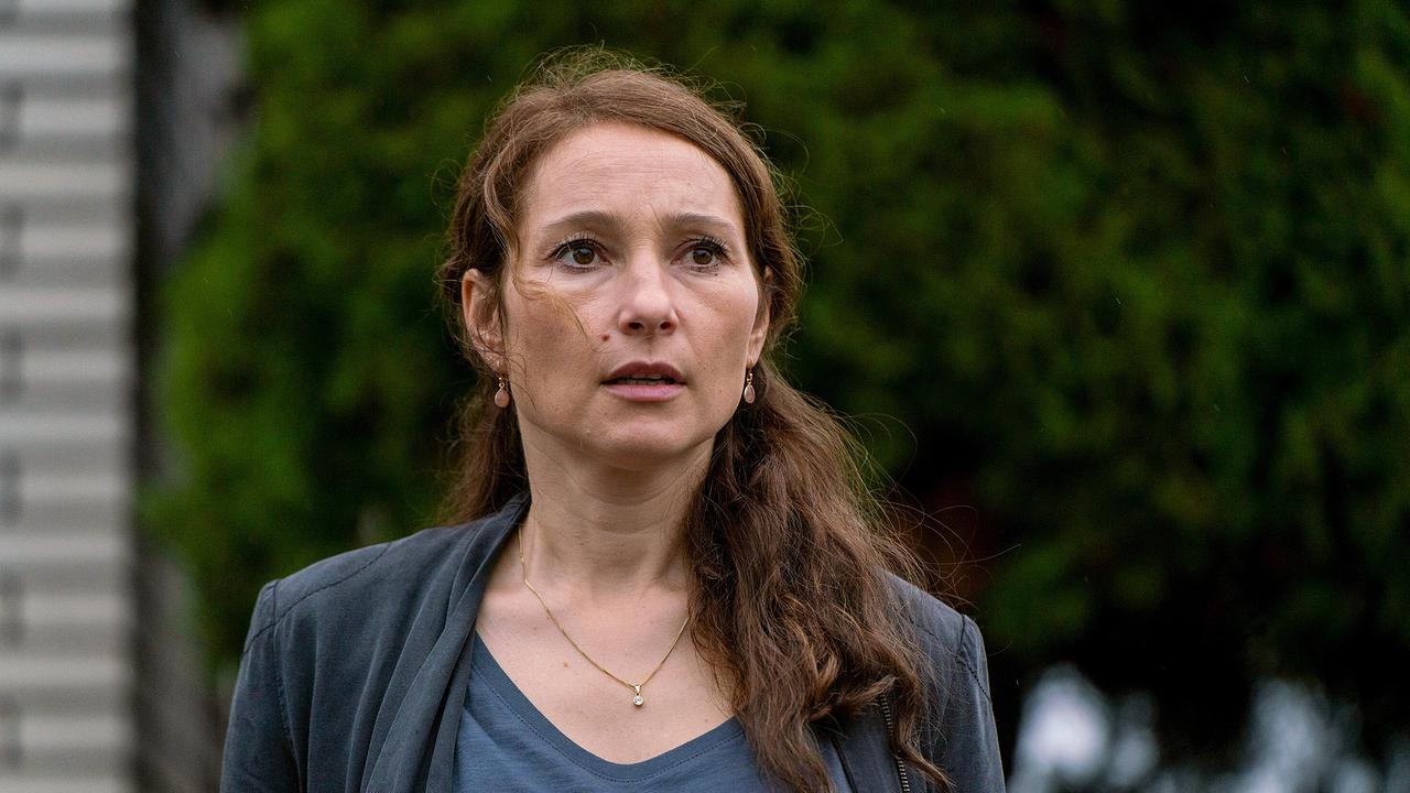 "Tatort: Was bleibt": Jasmina Timmig (Janina Elkin) ist beunruhigt.