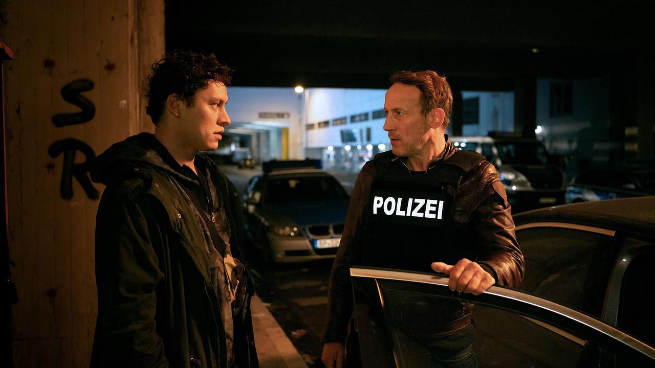 "Tatort: Was bleibt": Was will Denis (Malik Blumenthal, l.) von Falke (Wotan Wilke Möhring, r.)?