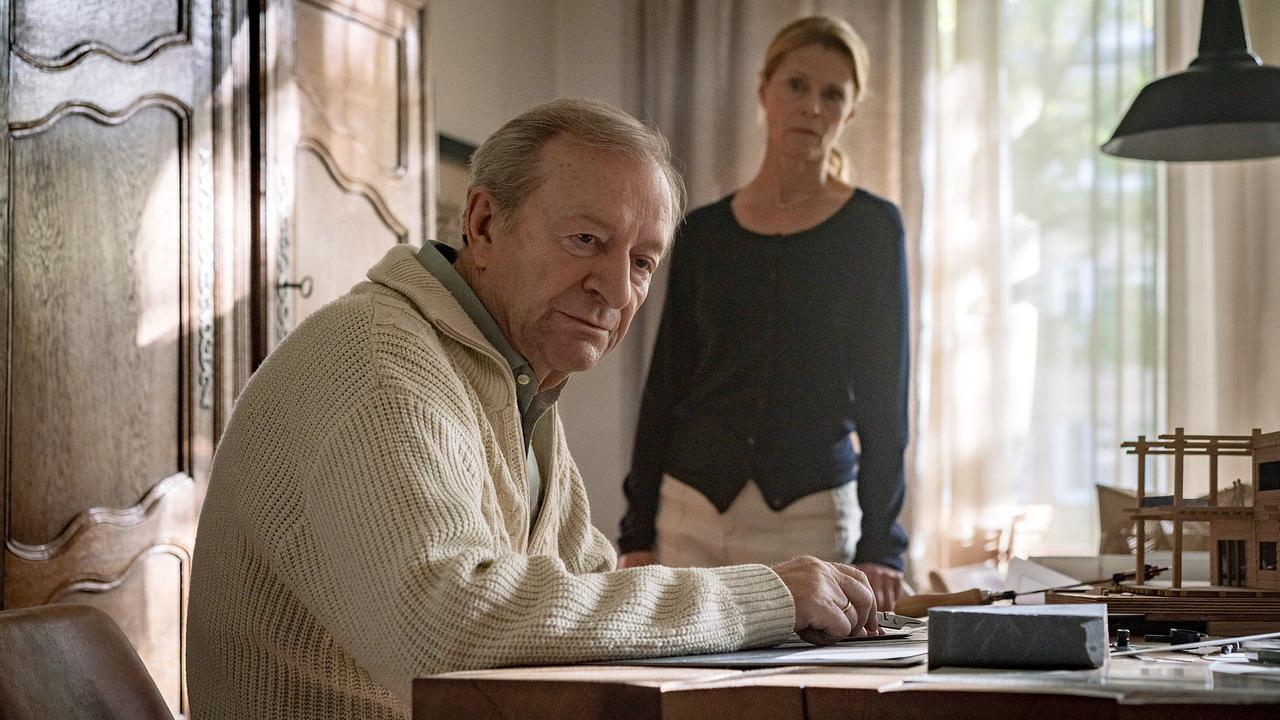 "Tatort: Was bleibt": Björn (Gerhard Garbers, l.) und Katharina Timmig (Leslie Malton, r.) versuchen verzweifelt, ihr Geheimnis zu bewahren.