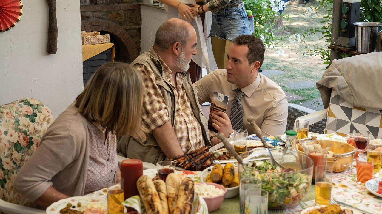 "Tatort: Pyramide": André Stamm (Rouven Israel, r.) versucht, der Familie seiner jungen Frau ein ganz sicheres Aktiengeschäft anzubieten. Zuerst stößt er damit auf Skepsis.