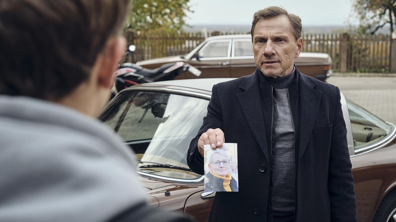 "Tatort: Zerrissen": Weiß David (Louis Guillaume) etwas über die getötete Kundin des Juweliergeschäfts? Thorsten Lannert (Richy Müller) versucht den Jungen zu einer Aussage zu bewegen.