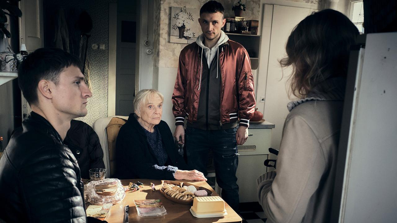 "Tatort: Zerrissen": Familie Ellinger-Maslov hält zusammen, darauf legt nicht nur die Großmutter (Maria Mägdefrau) Wert. Mikel (Oleg Tikhomirov, links) und Alan (Nils Hohenhövel, 2.v.r.) verlangen von ihrer Cousine Julia (Caroline Hellwig), dass sie ihren kleinen Bruder im Zaum hält.