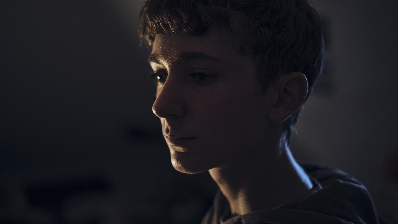 "Tatort: Zerrissen": David (Louis Guillaume) ist zwischen der Loyalität zu seiner Familie und der Zuneigung zu seiner Betreuerin hin- und hergerissen.