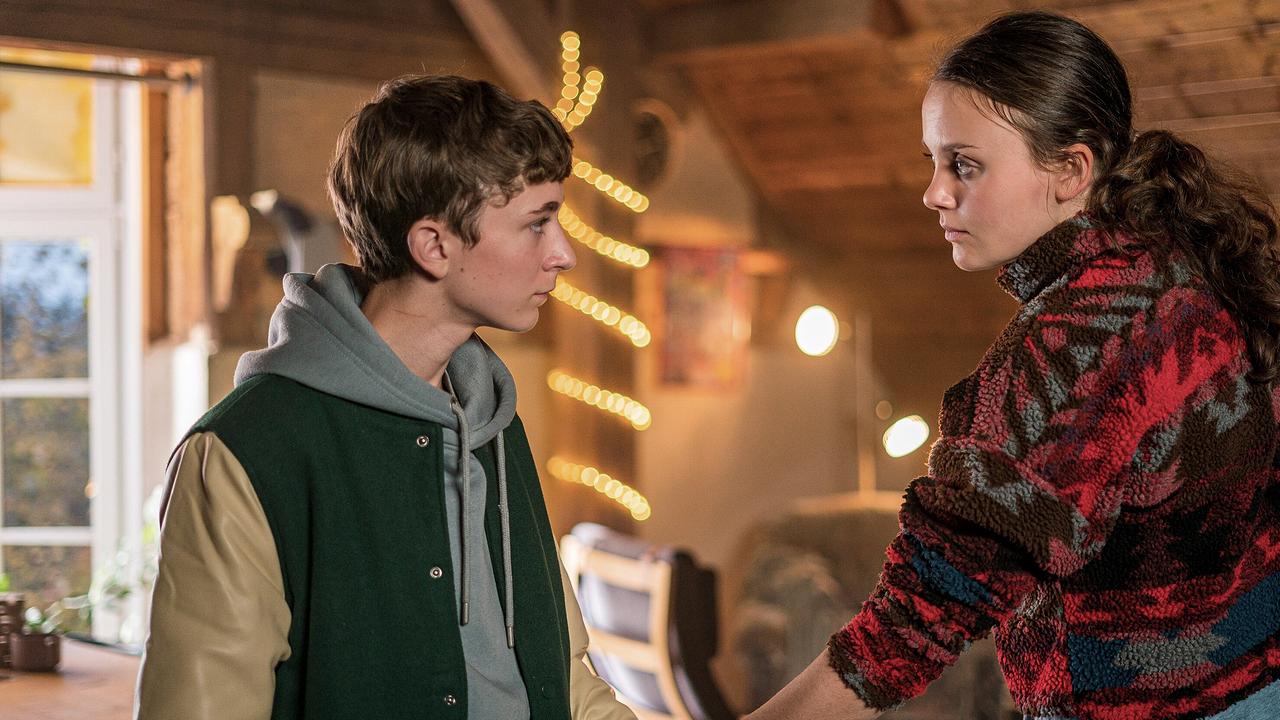 "Tatort: Zerrissen": Aro (Caroline Cousin) macht David (Louis Guillaume) klar, dass er seine Zukunft aufs Spiel setzt, wenn er weiterhin macht, was seine Cousins von ihm erwarten.