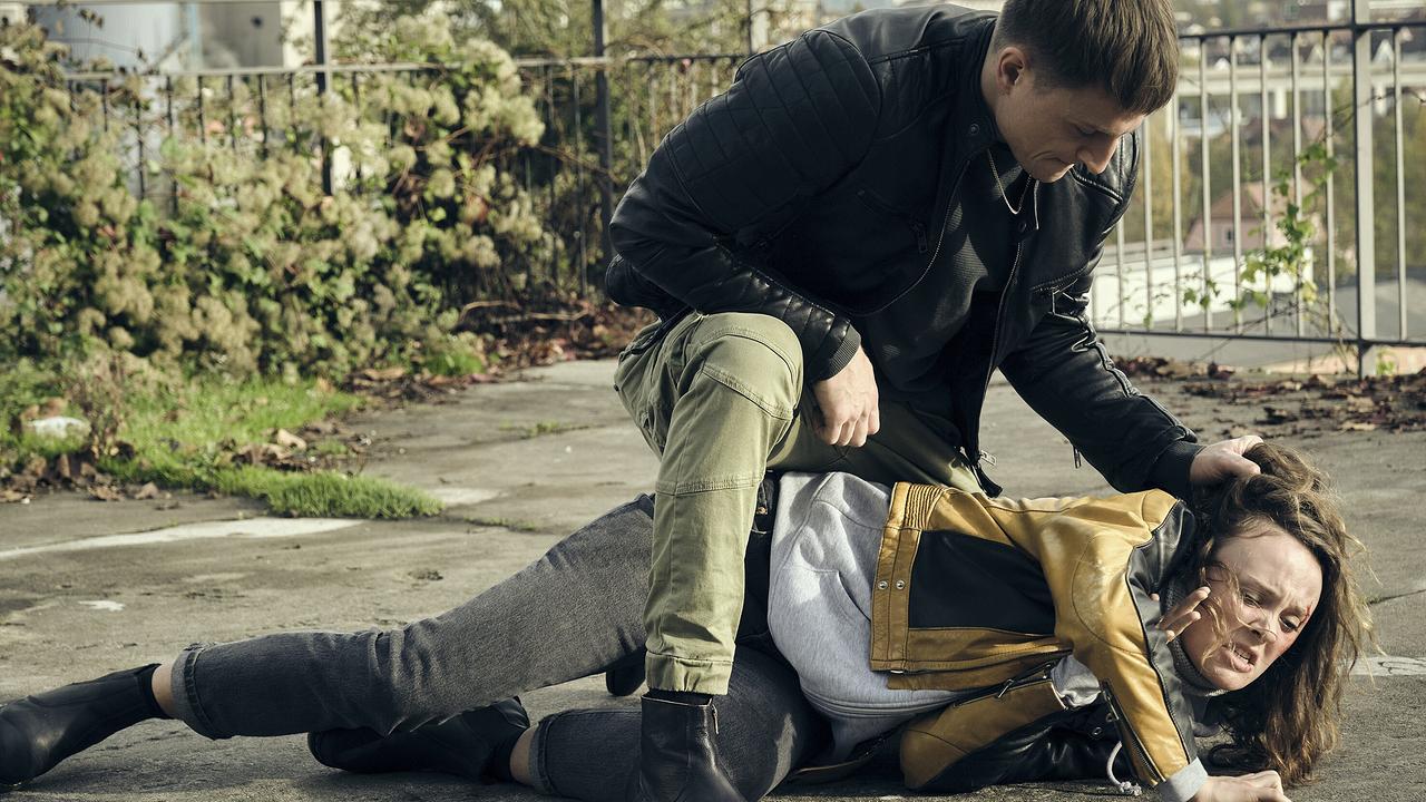 "Tatort: Zerrissen": Mikel Maslov (Oleg Tikhomirov) fühlt sich von Aro (Caroline Cousin) provoziert und zeigt ihr, dass sie keineswegs so unangreifbar ist, wie sie glaubt …