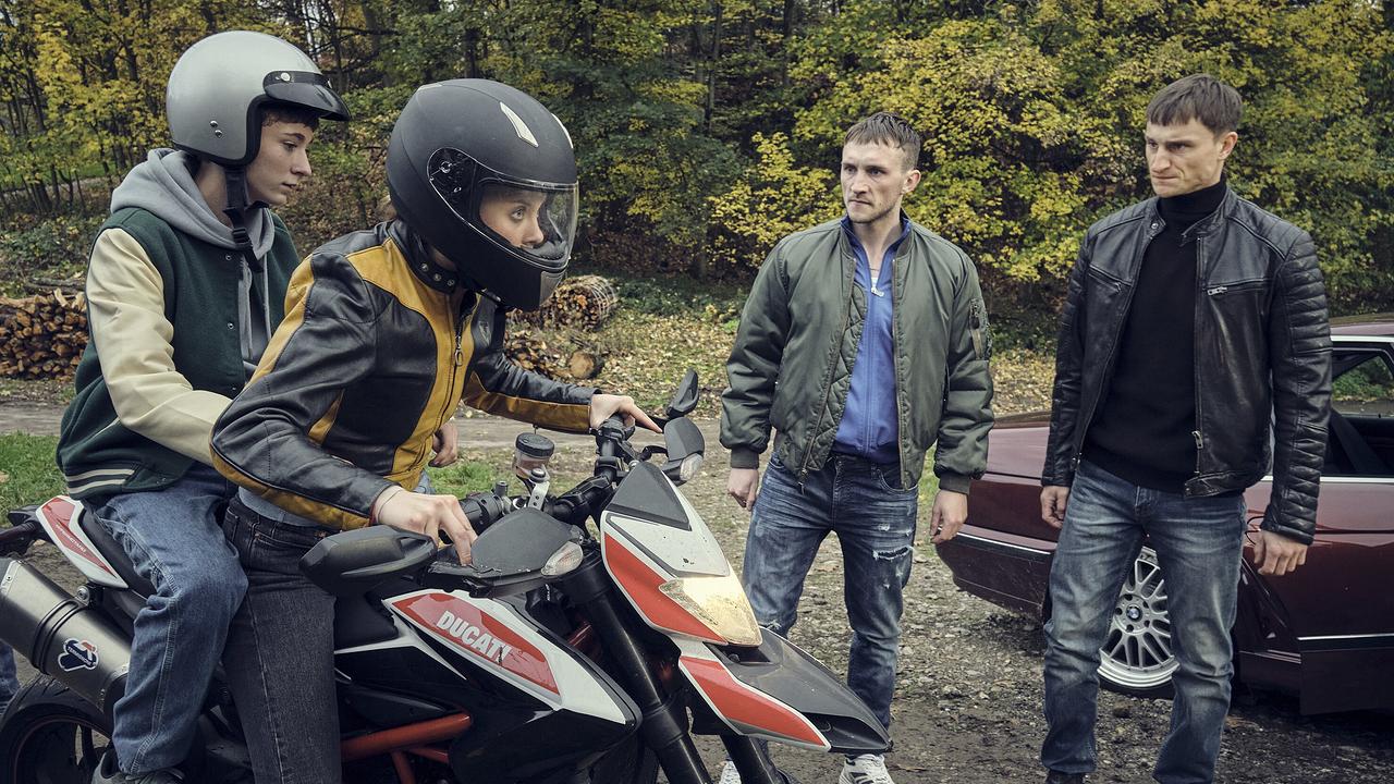 "Tatort: Zerrissen": Sozialarbeiterin Aro (Caroline Cousin) ist fest entschlossen, David (Louis Guillaume) dem schlechten Einfluss seiner Cousins Alan (Nils Hohenhövel, 2.v.r.) und Mikel (Oleg Tikhomirov, rechts) zu entziehen und scheut auch die direkte Konfrontation nicht.