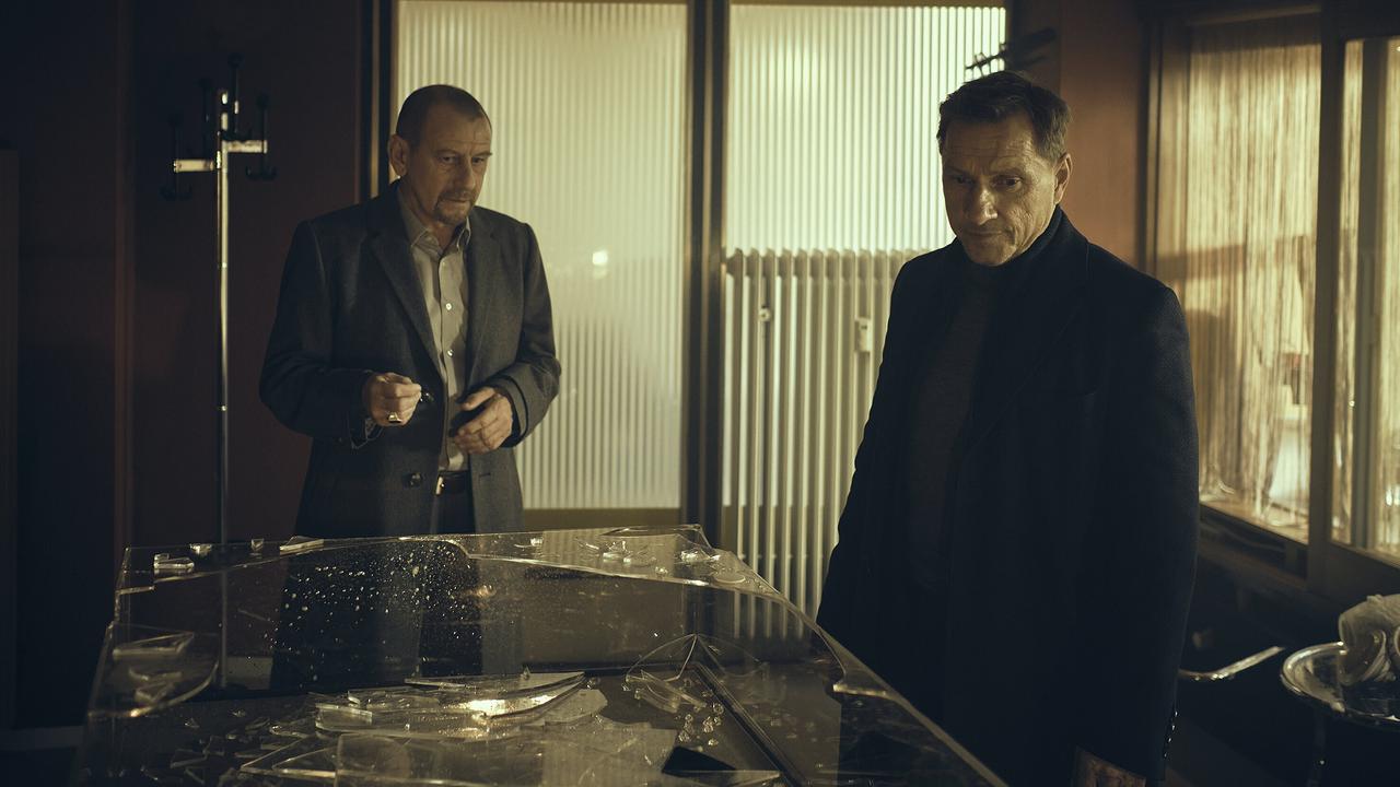 "Tatort: Zerrissen": Juwelier Hager (Jevgenij Sitochin) wurde überfallen. Weil dabei einer Kundin getötet wurde, übernimmt Thorsten Lannert (Richy Müller) mit seinem Kollegen die Ermittlungen.