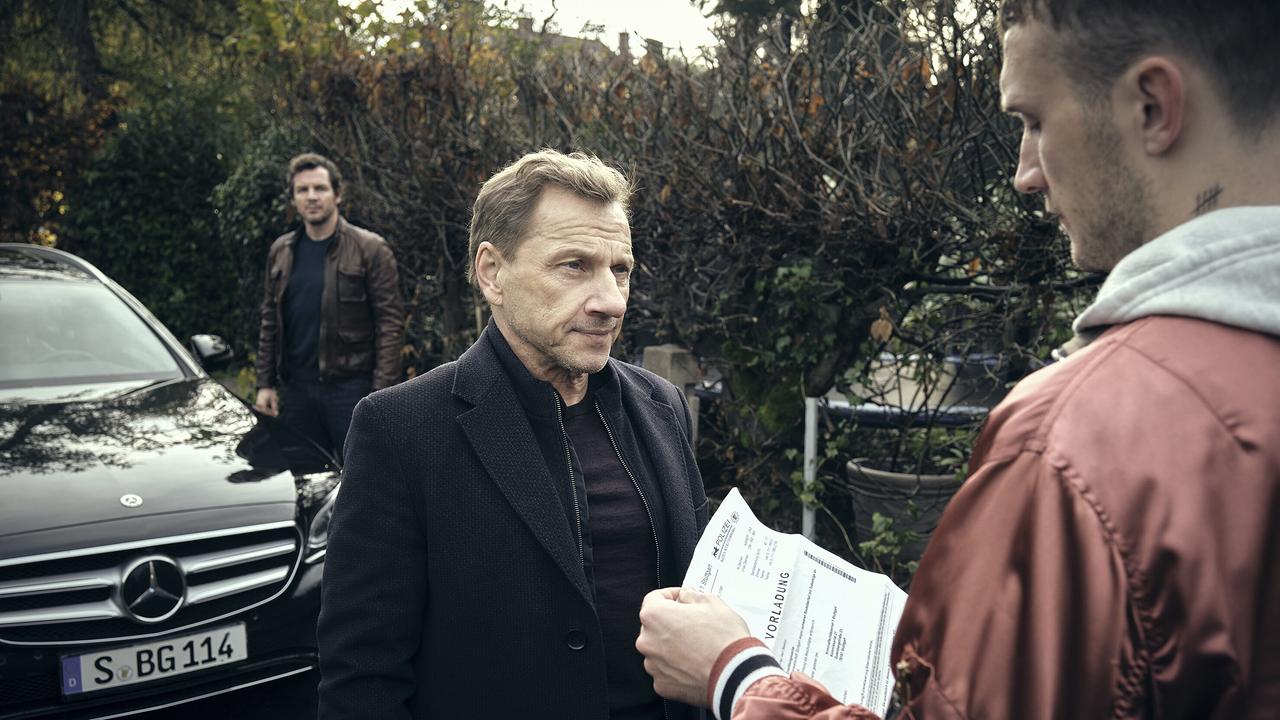 "Tatort: Zerrissen": Sebastian Bootz (Felix Klare) und Thorsten Lannert (Richy Müller) bringen Alan Maslov (Nils Hohenhövel) die Vorladung ganz persönlich vorbei.