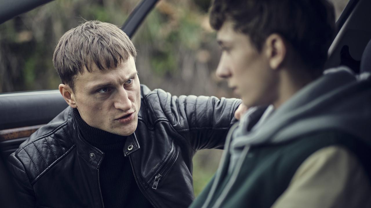 "Tatort: Zerrissen": Mikel (Oleg Tikhomirov) fordert Loyalität von seinem Cousin David (Louis Guillaume), der mit 13 noch strafunmündig ist.