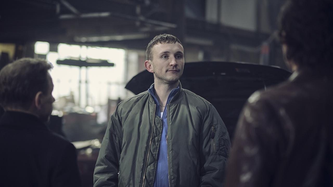 "Tatort: Zerrissen": Selbstverständlich hat Alan Maslov (Nils Hohenhövel) ein Alibi für den Zeitraum des Überfalls und findet es außerdem vorurteilsbeladen, dass Thorsten Lannert (Richy Müller) und Sebastian Bootz (Felix Klare) ihre Ermittlungen ausgerechnet bei seiner Familie aufnehmen.