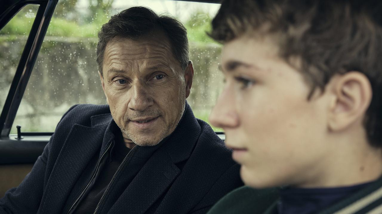 "Tatort: Zerrissen": Thorsten Lannert (Richy Müller) baut Vertrauen zu dem jungen David (Louis Guillaume) auf. Trotzdem bewegt sich sein Gespräch in einer rechtlichen Grauzone …