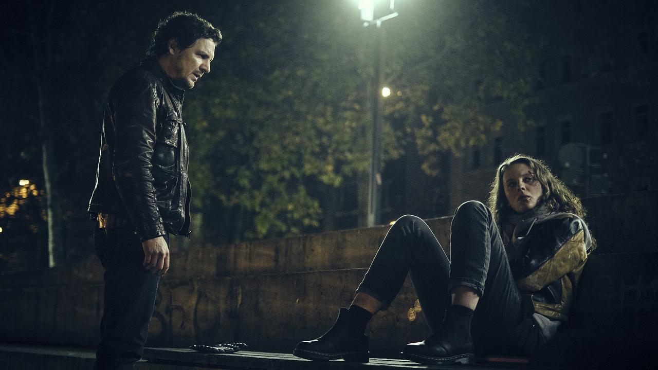 "Tatort: Zerrissen": Sebastian Bootz (Felix Klare) macht sich Sorgen um Aro (Caroline Cousin), die verprügelt wurde, aber keine Hilfe möchte.