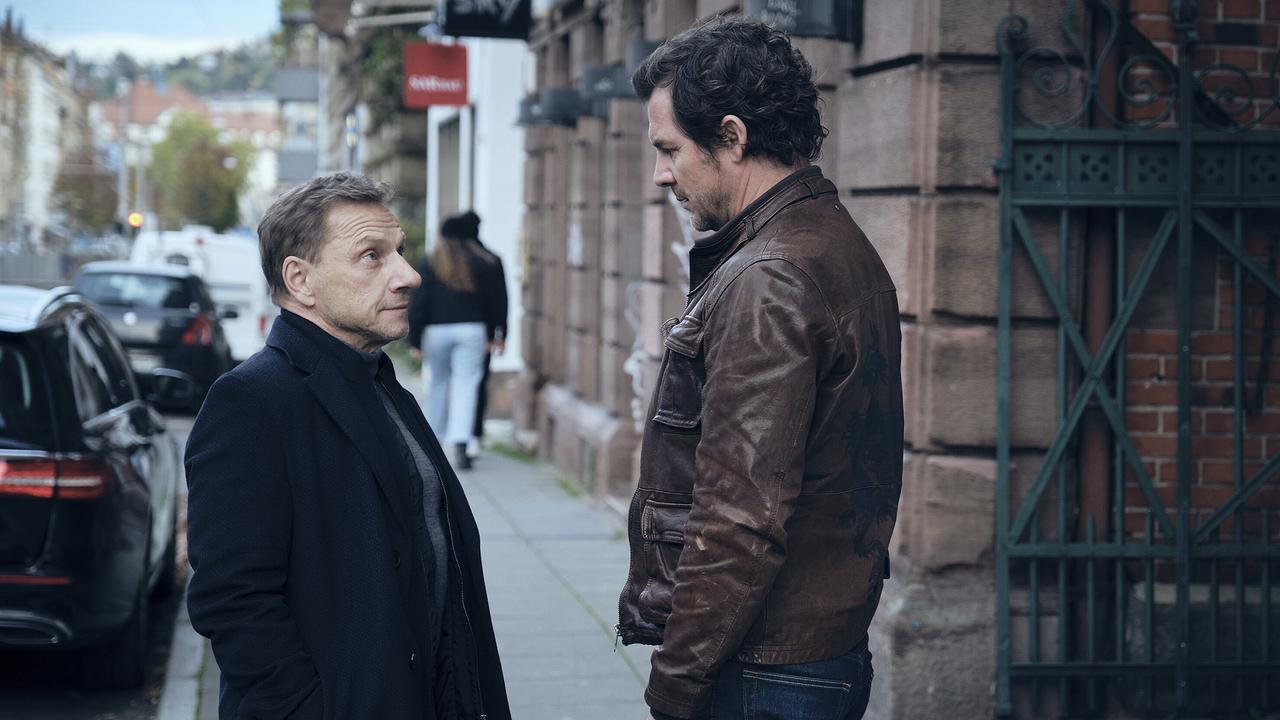 "Tatort: Zerrissen": Thorsten Lannert (Richy Müller) und Sebastian Bootz (Felix Klare) sind auf der Suche nach Zeugen.
