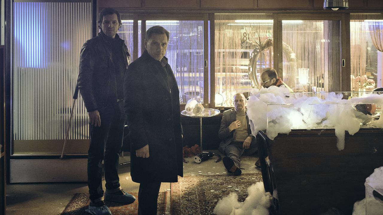 "Tatort: Zerrissen": Als Sebastian Bootz (Felix Klare) und Thorsten Lannert (Richy Müller) am Tatort eintreffen, ist Juwelier Hager (Jevgenij Sitochin) kurz vor einem Herzanfall, weil er überfallen und eine Kundin getötet wurde.