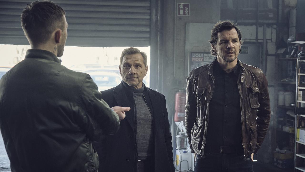 "Tatort: Zerrissen": Thorsten Lannert (Richy Müller) und Sebastian Bootz (Felix Klare) vermuten, dass Alan Maslov (Nils Hohenhövel) und seine Verwandten etwas mit dem Raubüberfall mit Todesfolge zu haben.