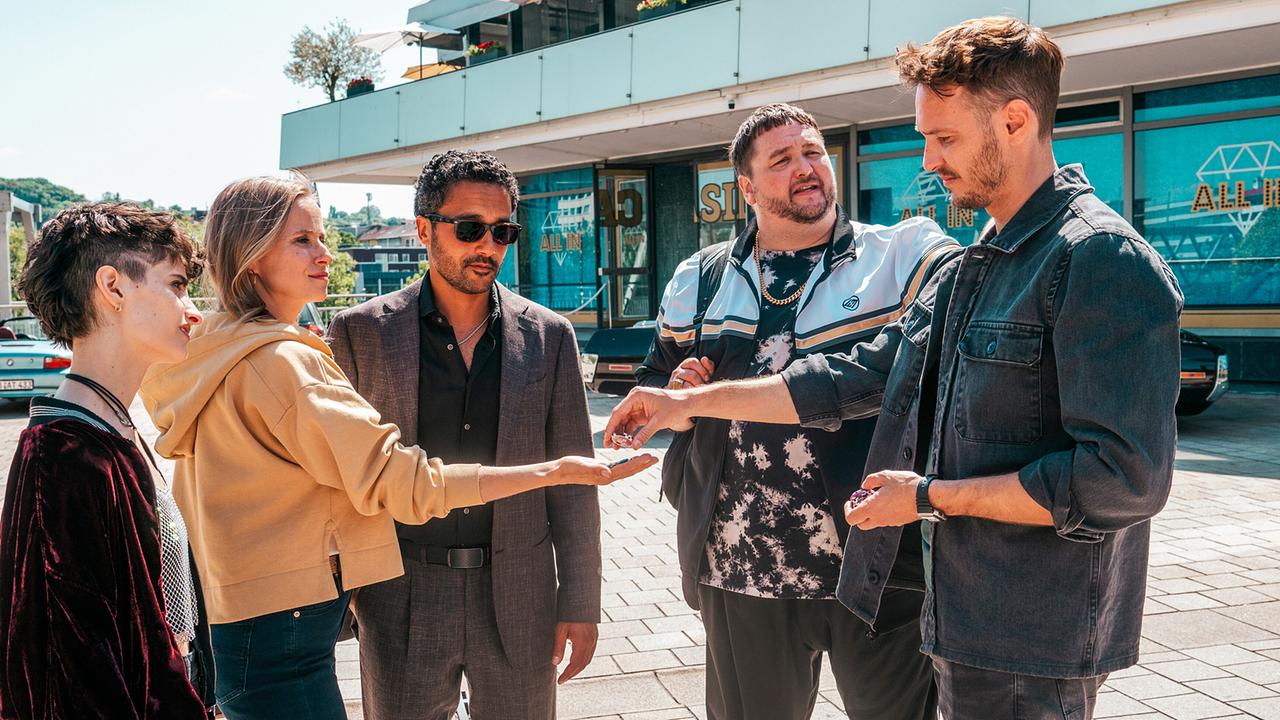 "Tatort: Der Fluch des Geldes":  Leo hat eine Wette verloren: (v.l.n.r.) Luisa Becker (Jasmina Al Zihairi), Betty Henschel (Susanne Bormann), Taleb Hamsa (Omar El-Saeidi), Dino Callas (Daniel Zillmann), Hauptkommissar Leo Hölzer (Vladimir Burlakov)