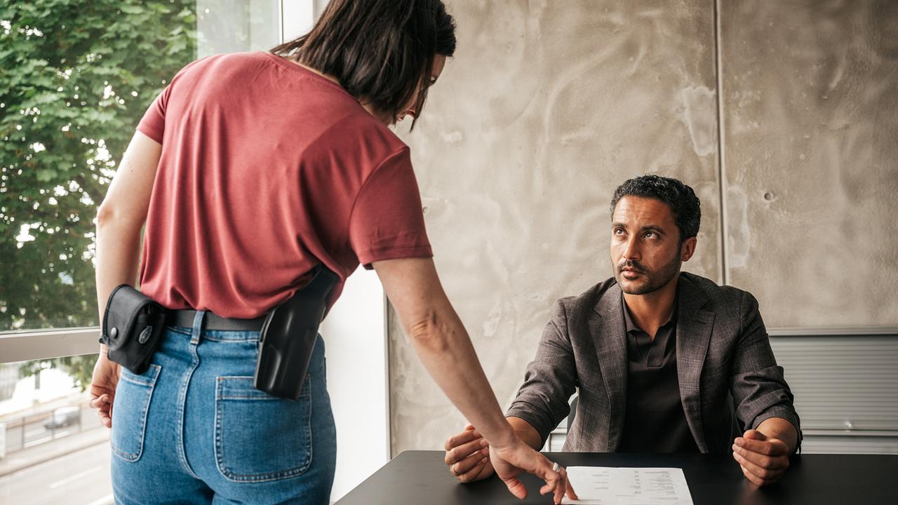 "Tatort: Der Fluch des Geldes": Hauptkommissarin Esther Baumann (Brigitte Urhausen) befragt Taleb Hamsa (Omar El-Saeidi).