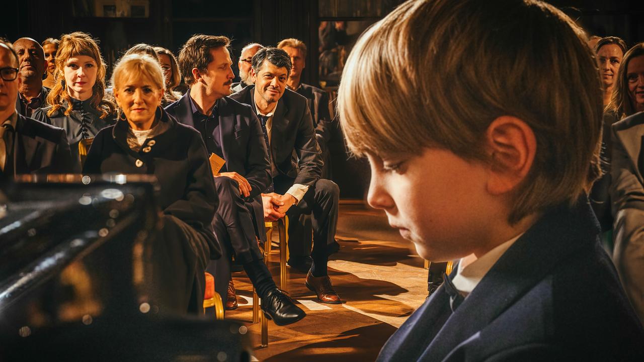 "Tatort - Das Wunderkind": Viola (Sarah Bauerett, li.) und Georg Seiffert (Lasse Myhr, 2.v.li.) sowie Dieter Scholz (Carlo Ljubek) hören dem begabten Ferdinand (Phileas Heyblom, re.) beim Klavierkonzert zu.