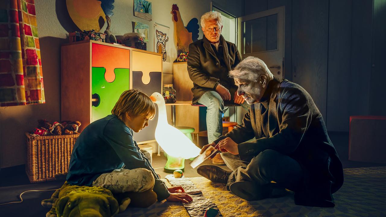"Tatort - Das Wunderkind": Ferdinand (Phileas Heyblom, li.) wird auf der Kinderstation des Krankenhauses von den Kriminalhauptkommissaren Ivo Batic (Miroslav Nemec, mi.) und Franz Leitmayr (Udo Wachtveitl, re.) befragt.