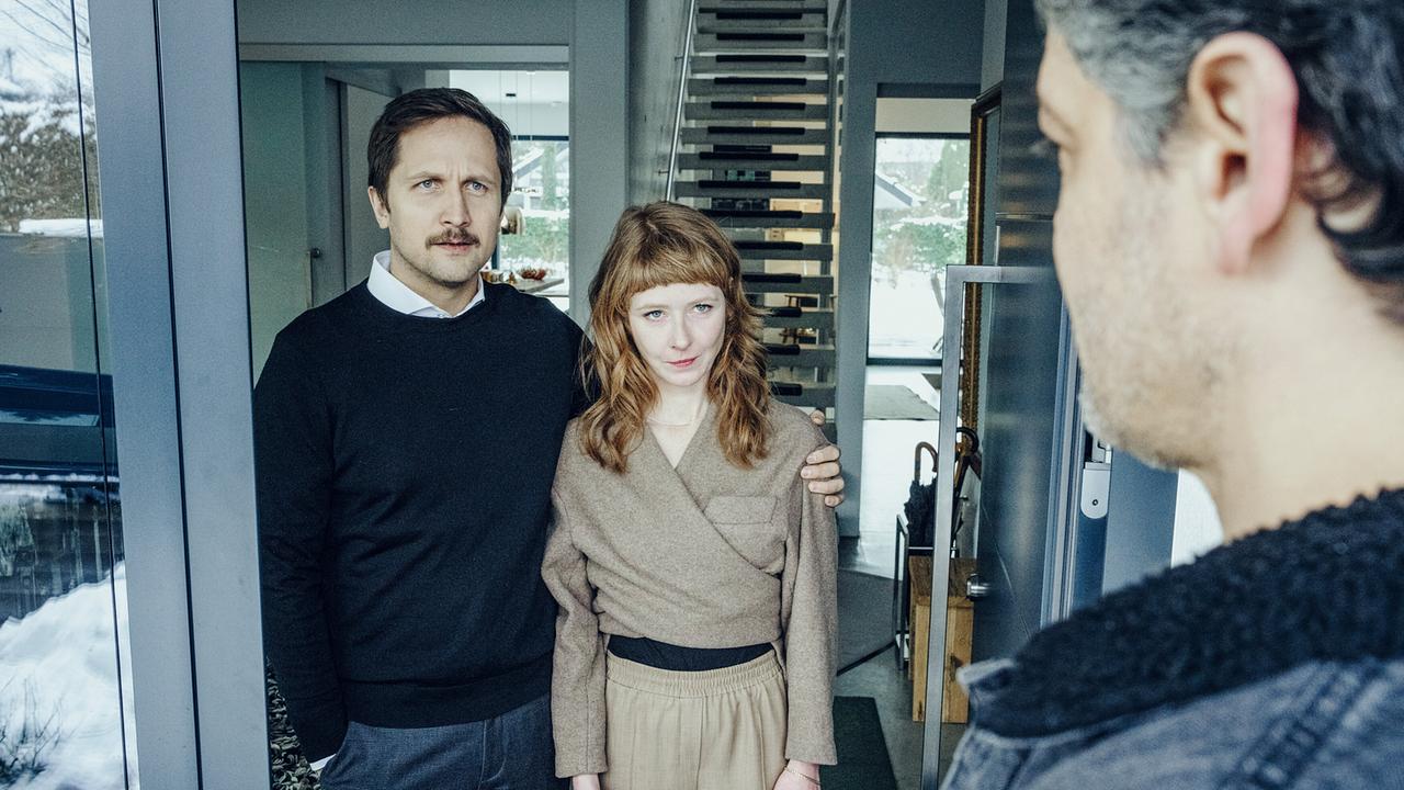 "Tatort - Das Wunderkind": Georg (Lasse Myhr, li.) und Viola Seiffert (Sarah Bauerett) müssen Dieter Scholz (Carlo Ljubek) dessen Sohn übergeben.