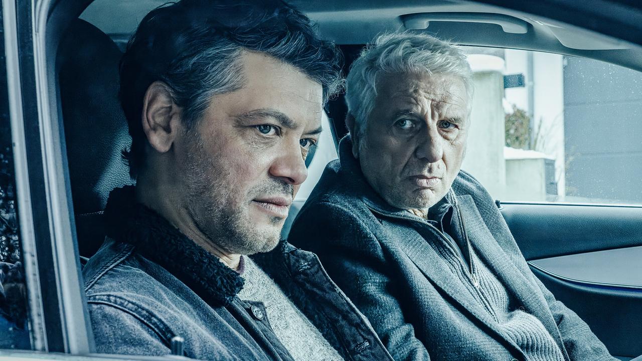 "Tatort - Das Wunderkind": Dieter Scholz (Carlo Ljubek, li.) wird von Kriminalhauptkommissar Franz Leitmayr (Udo Wachtveitl) ins Gewissen geredet, da Leitmayr den Ex-Inssassen auf dem Kieker hat.