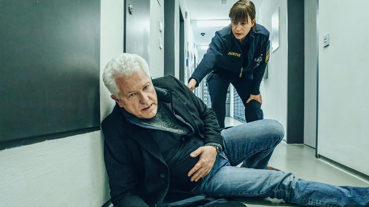 "Tatort - Das Wunderkind": Nachdem Kriminalhauptkommissar Ivo Batic (Miroslav Nemec) angegriffen wurde, kommt ihm JVA-Beamtin Anja Bremmer (Jule Ronstedt) zu Hilfe.