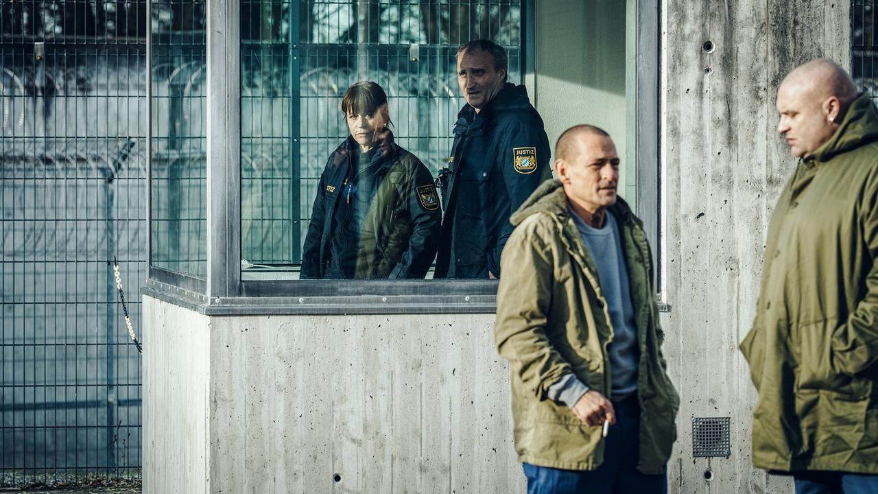 "Tatort - Das Wunderkind": JVA-Beamtin Anja Bremmer (Jule Ronstedt, links) beobachtet die Gefangenen beim Hofgang.