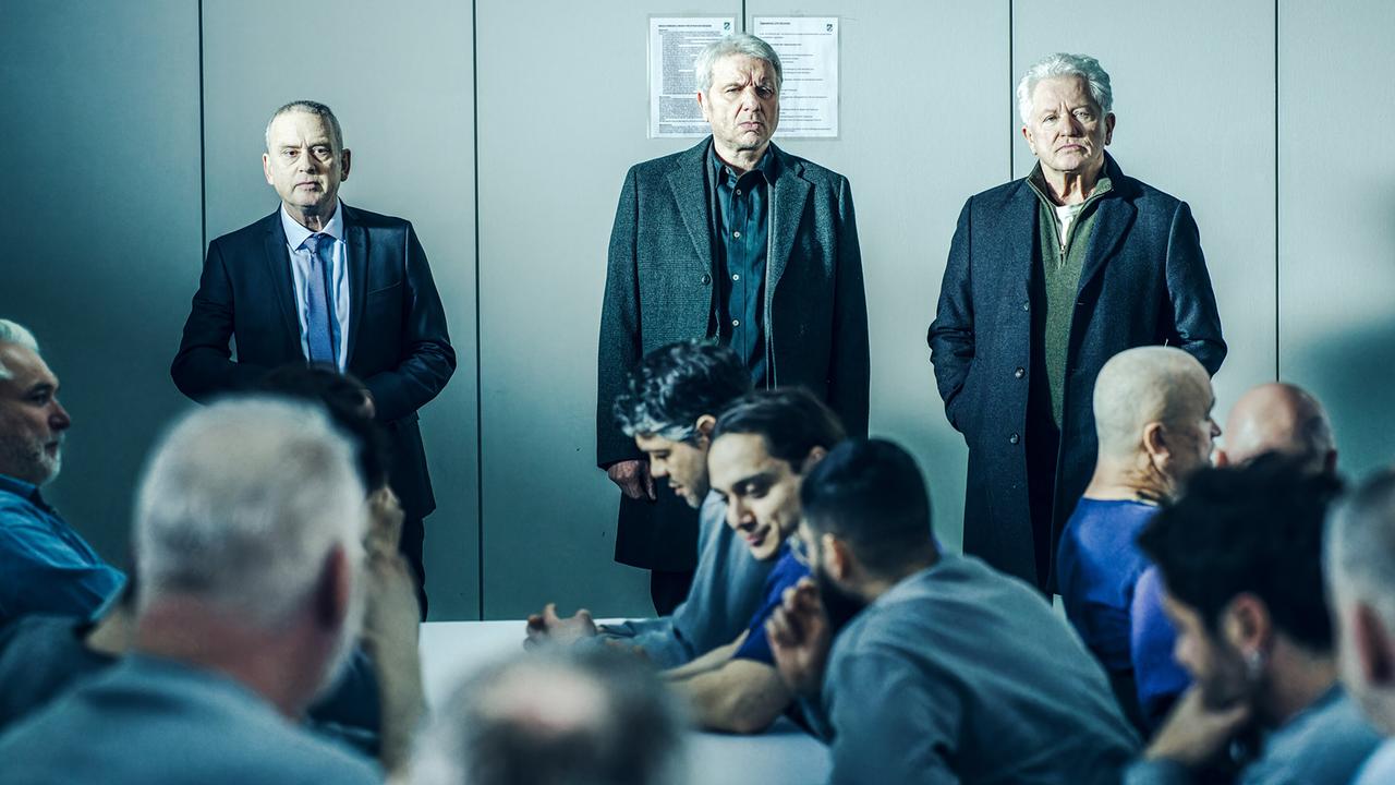 "Tatort - Das Wunderkind": Im Gefangenenspeisesaal der JVA steht der Gefängnisdirektor mit den Kriminalhauptkommissaren Franz Leitmayr und Ivo Batic, die sich beide über ihre Beliebtheit an diesem Ort keine falschen Hoffnungen machen (v.li.: Emilio de Marchi, Thomas Huber, Carlo Ljubek, Yasin Boynuince, Miroslav Nemec, Thomas Darchinger)