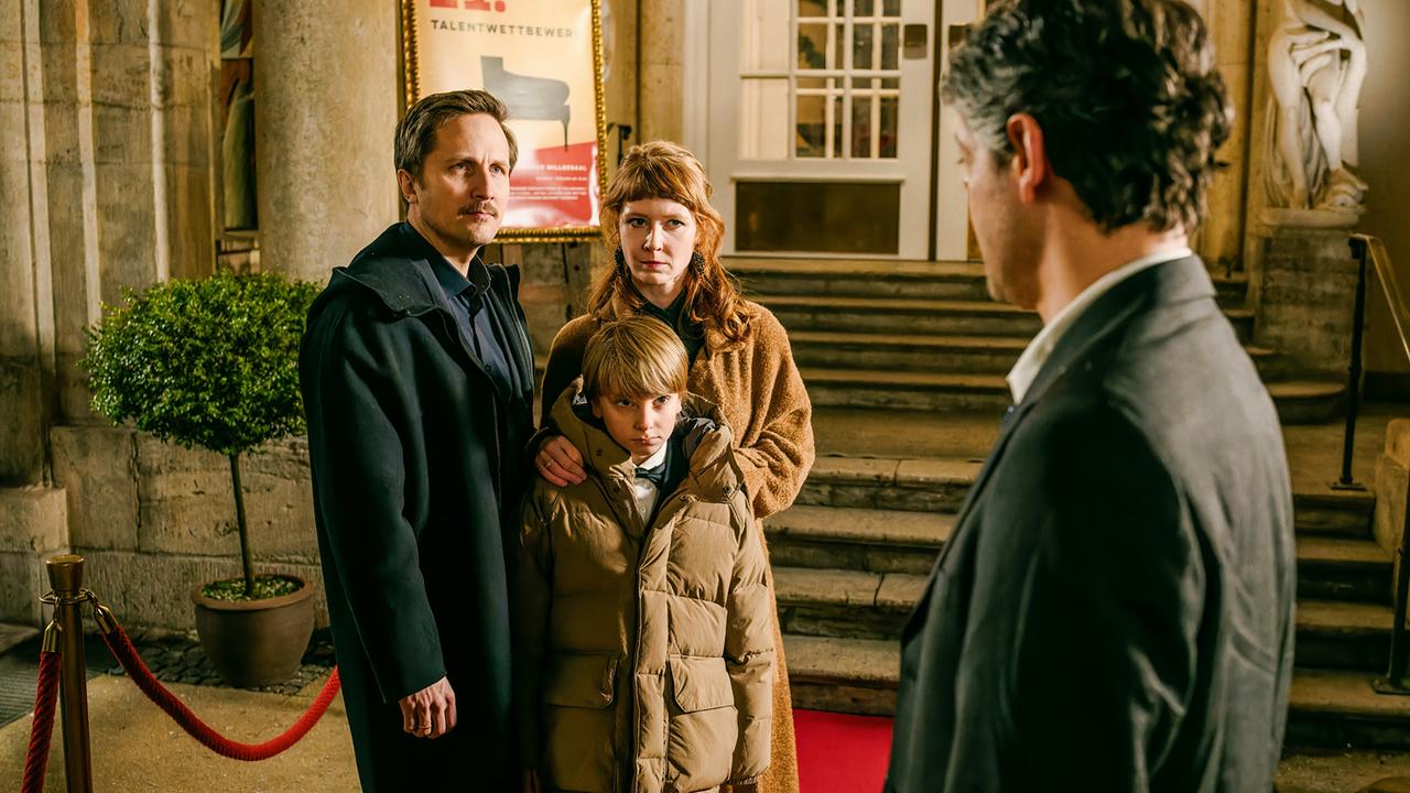 "Tatort - Das Wunderkind": Georg Seiffert (Lasse Myhr, li.), Ferdinand (Phileas Heyblom) und Viola Seiffert (Sarah Bauerett) blicken skeptisch, als sich Scholz (Carlo Ljubek, re.) verabschiedet.