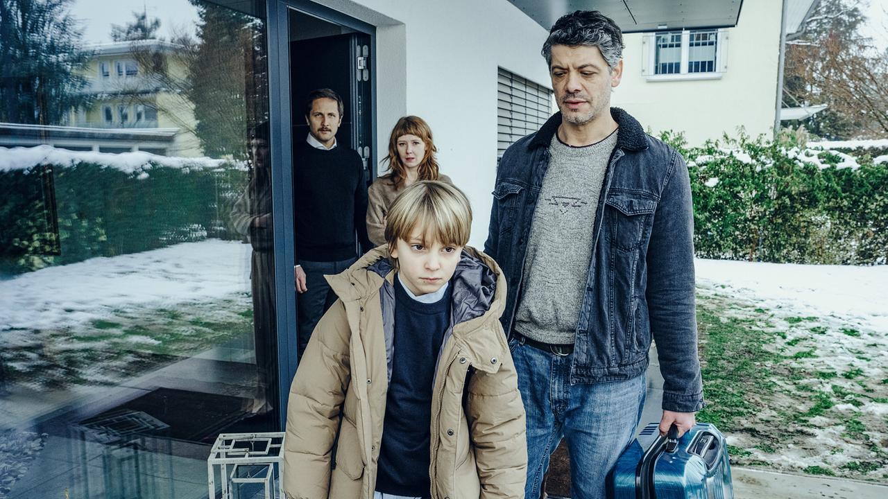 "Tatort - Das Wunderkind": Im Hintergrund sehen Georg (Lasse Myhr) und Viola Seiffert (Sarah Bauerett) Ferdinand (Phileas Heyblom) hinterher, der von seinem Vater Dieter Scholz (Carlo Ljubek) abgeholt wird.