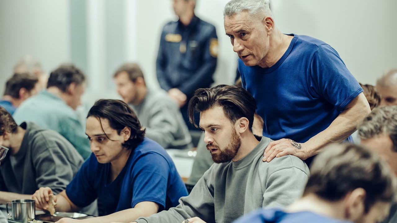 "Tatort - Das Wunderkind": Der Gefangene Ahmet Yilmaz (Yasin Boynuince) erlebt unmittelbar, wie der neue Insasse Kevin Schneider (Alexander Martschewski) im Speisesaal von Roland Gumbert (Ralph Herforth) bedroht wird und Panik bekommt.