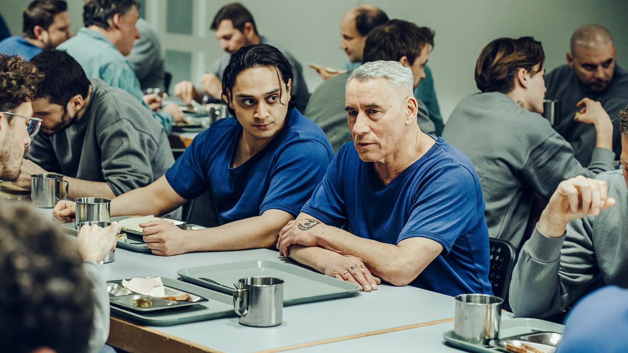 "Tatort - Das Wunderkind": Ahmet Yilmaz (Yasin Boynuince, li.) versucht cool zu wirken, als er von Roland Gumbert (Ralph Herforth) bedroht wird, der Spaß daran hat Ahmets Angst zu spüren.